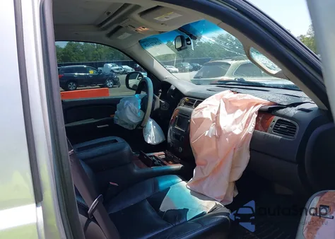 2011 Chevrolet Tahoe Ltz z USA, uszkodzony, nr VIN 1GNSKCE01BR390481